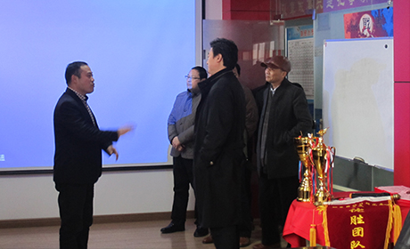 章總陪同各位領導參觀我公司文化長廊 章總陪同各位領導參觀我公司文化長廊