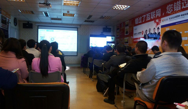 學(xué)員們聚精會(huì)神的學(xué)習(xí).jpg 學(xué)員們聚精會(huì)神的學(xué)習(xí).jpg