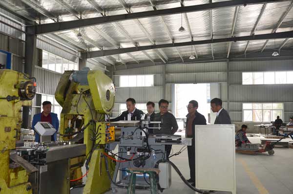 觀看自動(dòng)線生產(chǎn)情況.jpg 觀看自動(dòng)線生產(chǎn)情況.jpg