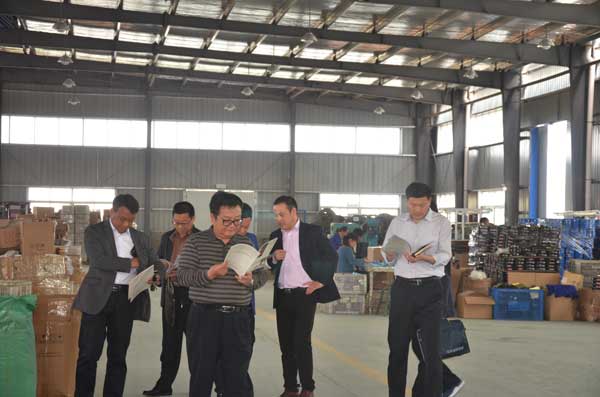 領(lǐng)導(dǎo)觀看我司宣傳冊(cè).jpg 領(lǐng)導(dǎo)觀看我司宣傳冊(cè).jpg