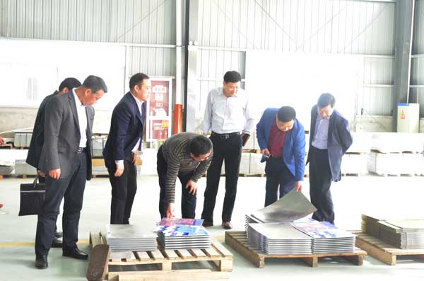 市商務(wù)局人大代表到金裕制罐調(diào)研2.jpg 市商務(wù)局人大代表到金裕制罐調(diào)研2.jpg