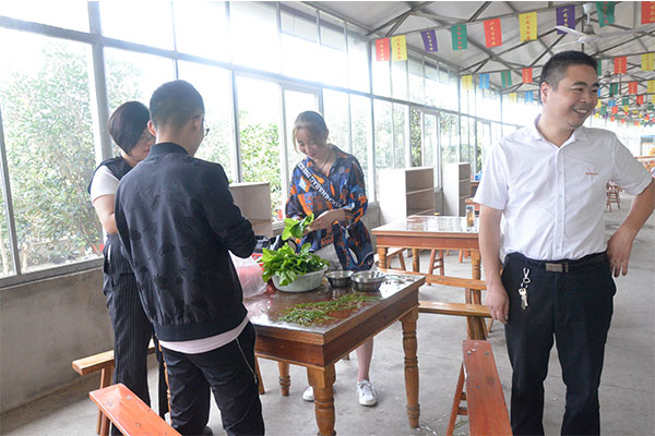 金裕制罐員工準(zhǔn)備飯菜 金裕制罐員工準(zhǔn)備飯菜