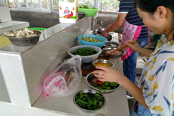 金裕制罐員工洗菜 金裕制罐員工洗菜