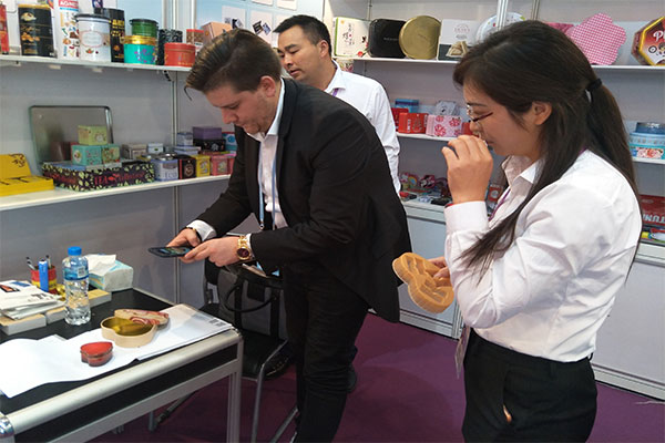 廣交會上客戶給金裕制罐產(chǎn)品拍照 廣交會上客戶給金裕制罐產(chǎn)品拍照