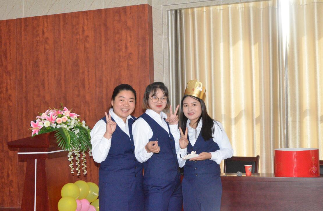 同事與壽星合影 同事與壽星合影