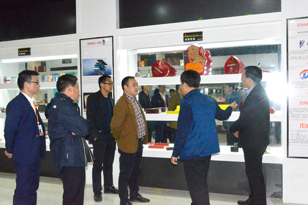 政府視察金裕制罐馬口鐵盒樣品陳列廳 政府視察金裕制罐馬口鐵盒樣品陳列廳