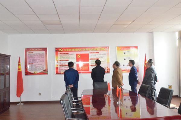 政府領(lǐng)導(dǎo)考察金裕制罐黨建活動室 政府領(lǐng)導(dǎo)考察金裕制罐黨建活動室