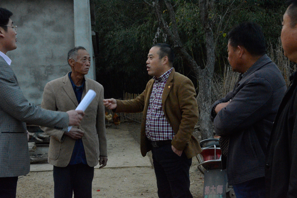 章總勉勵貧困戶堅(jiān)定信念