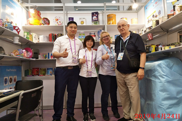 與卷煙托盤客戶在廣交會(huì)現(xiàn)場合影 與卷煙托盤客戶在廣交會(huì)現(xiàn)場合影