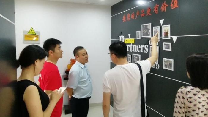 王鵬輝正在考察鐵盒包裝廠創(chuàng)品牌成果 王鵬輝正在考察鐵盒包裝廠創(chuàng)品牌成果